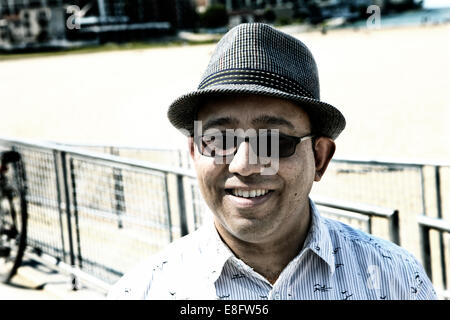 États-unis, Illinois, Chicago, comté de Cook, Portrait of man on beach Banque D'Images