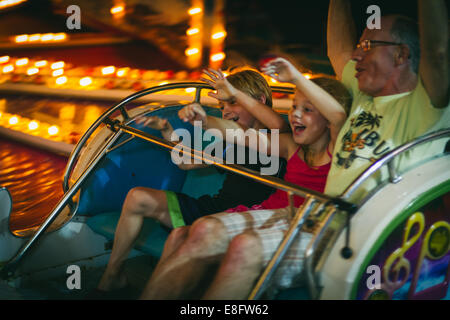 Père et ses deux enfants sur un RID de divertissement, Ocean City, New Jersey, Etats-Unis Banque D'Images
