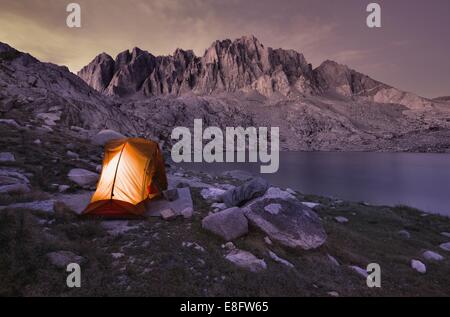 Tente éclairée par Barrett Lake, Kings Canyon National Park, Californie, États-Unis Banque D'Images