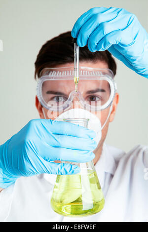 Scientist holding erlenmeyer et pipeter Banque D'Images