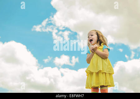 Girl (2-3) Laughing with sky in background Banque D'Images