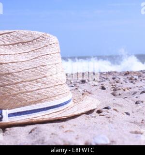 Close-up d'un chapeau de paille sur la plage Banque D'Images