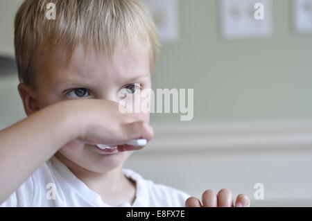 Boy eating ice-cream Banque D'Images