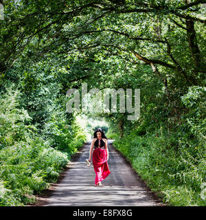 Royaume-uni, Angleterre, Berkshire, les femmes en tenue d'walking down country lane Banque D'Images