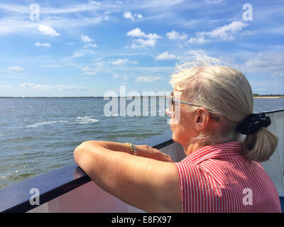 Senior woman sur le bateau face à la mer Banque D'Images