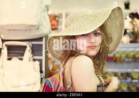 Portrait de femme sur shopping spree Banque D'Images