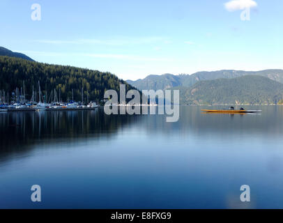 Canada, Vancouver, Deep Cove, en kayak sur le lac tranquille Banque D'Images