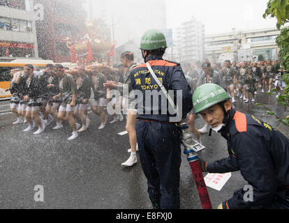 Les pompiers tremper le mikoshi à Fukagawa Fetival aka jeter de l'eau festival tenu à Tomioka Hachimangu, Tokyo, Japan Banque D'Images