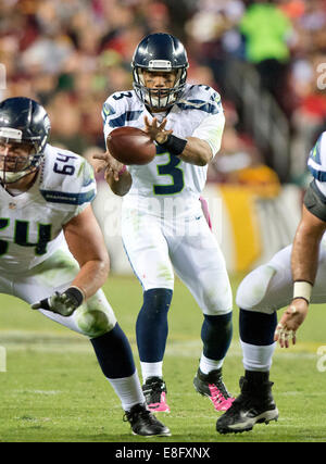 Landover, Maryland, USA. 06 Oct, 2014. Seattle Seahawks quarterback Russell Wilson (3) prend un jeu d'action au cours du deuxième trimestre contre les Redskins de Washington à FedEx Field à Landover, Maryland le Lundi, Octobre 6, 2014. Credit : Ron Sachs/CNP AUCUN CRÉDIT DE SERVICE FIL : dpa photo alliance/Alamy Live News Banque D'Images