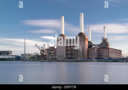 Battersea Power Station vue de la rive nord de la Tamise, Londres, Angleterre. Banque D'Images