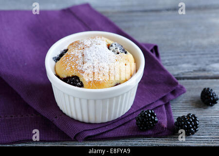 Gâteau avec les framboises et le sucre à glacer, de l'alimentation close-up Banque D'Images