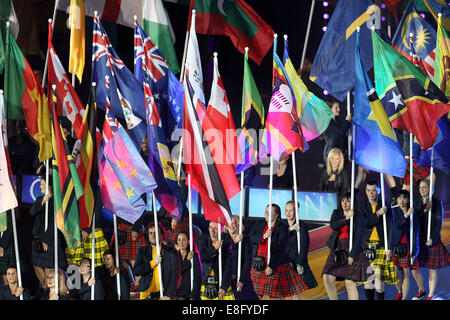 Drapeaux des pays en compétition sont exhibés dans le stade. Cérémonie de clôture - Hampden Park - Glasgow - Royaume-Uni - 03/08/2014 - Commo Banque D'Images