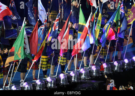 Drapeaux des pays en compétition sont exhibés dans le stade. Cérémonie de clôture - Hampden Park - Glasgow - Royaume-Uni - 03/08/2014 - Commo Banque D'Images