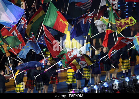 Drapeaux des pays en compétition sont exhibés dans le stade. Cérémonie de clôture - Hampden Park - Glasgow - Royaume-Uni - 03/08/2014 - Commo Banque D'Images