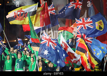 Drapeaux des pays en compétition sont exhibés dans le stade. Cérémonie de clôture - Hampden Park - Glasgow - Royaume-Uni - 03/08/2014 - Commo Banque D'Images