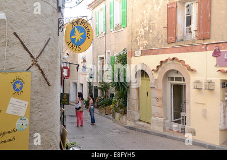 Vieille rue étroite, scène de rue ou ruelle & les touristes dans le village médiéval perché de Le Castellet Var Provence France Banque D'Images