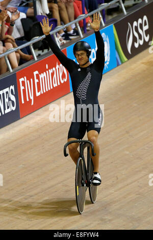 Nouvelle Zélande célébrer la victoire. Sam Webster, Ethan et Eddie Mitchell Dawkins (tous les NZL). Cyclisme - Mens Sprint par équipe Final - Sir C Banque D'Images