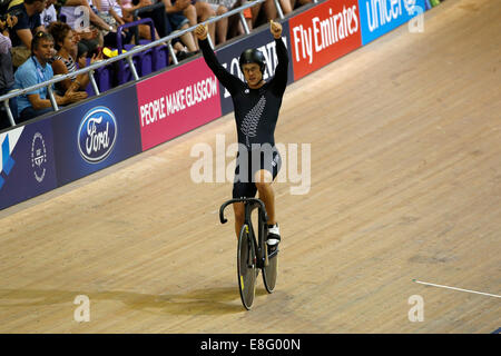 Nouvelle Zélande célébrer la victoire. Sam Webster, Ethan et Eddie Mitchell Dawkins (tous les NZL). Cyclisme - Mens Sprint par équipe Final - Sir C Banque D'Images