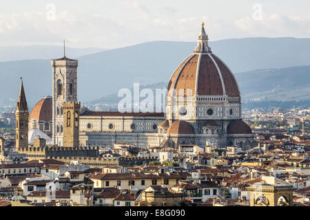 Vue sur la cathédrale de Florence Duomo avec la première Renaissance en Italie dôme de Brunelleschi vu de la Piazzale Michelangelo Banque D'Images