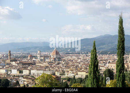 Vue sur Florence à la North West avec dôme au centre de la tour du Palazzo Vecchio sur la gauche et de collines de Toscane en Italie à distance Banque D'Images