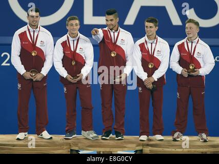 (L à r) Kristian Thomas, Sam Oldham, Louis Smith, Max Whitlock et Nile Wilsone (FRA) avec leurs médailles d'or. Artistique de l'équipe de mens Banque D'Images