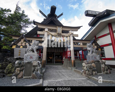 La ligne Mt. Fuji, JAPON - Komitake culte au Fuji Subaru 5ème Station de la ligne (Yoshida Trail). Avec sanctuaire Shinto torii Banque D'Images