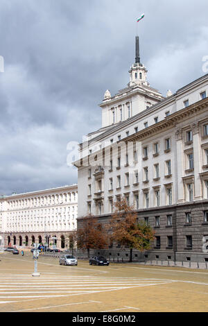 Un drapeau bulgare vole au-dessus de l'ancien siège du Parti communiste bulgare à Sofia, Bulgarie Banque D'Images