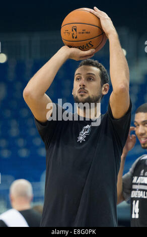 Berlin, Allemagne. Oct 7, 2014. San Antonio's Marco Belinelli durant la session de formation par les Spurs de San Antonio à 02 World à Berlin, Allemagne, 07 octobre 2014. Le match entre l'Alba Berlin et les San Antonio Spurs a lieu le 08 octobre 2014, dans le cadre de la NBA Jeux Mondiaux. Dpa : Crédit photo alliance/Alamy Live News Banque D'Images