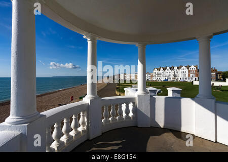 Vue d'une colonnade en raison de la De La Warr Pavilion Banque D'Images