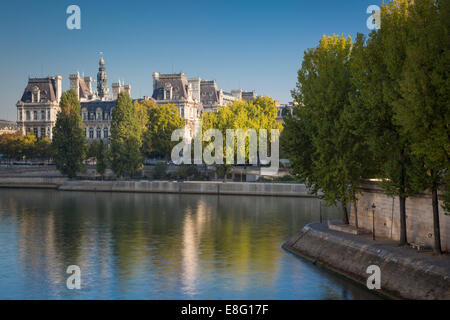 Tôt le matin, vue sur Seine et l'Hôtel de Ville, Paris, France Banque D'Images