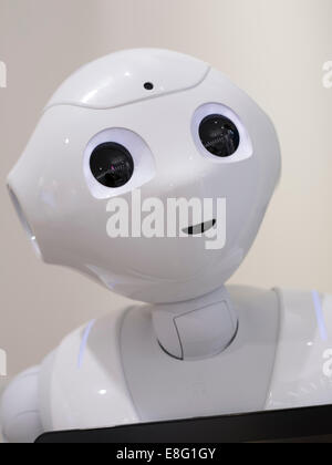 Pepper un robot humanoïde par Aldebaran Robotics et SoftBank Mobile. Au magasin Softbank Aoyama, Tokyo, Japon. Banque D'Images