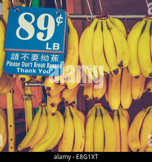 Les bananes suspendu dans une échoppe de marché dans la région de Chinatown Banque D'Images