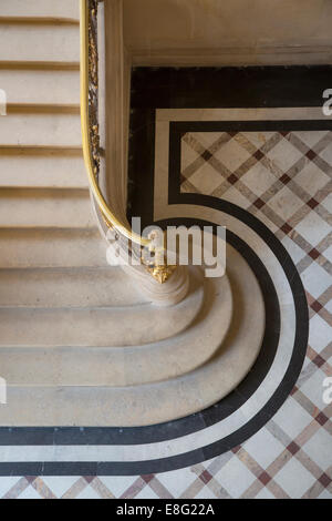 Escalier de marbre dans la section Richelieu du musée du Louvre, Paris, France Banque D'Images