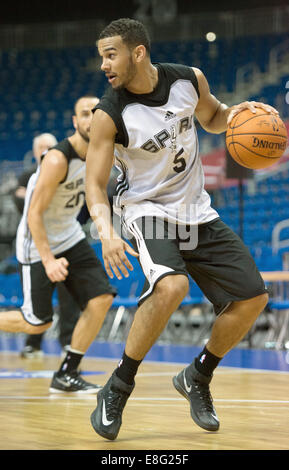 Berlin, Allemagne. Oct 7, 2014. San Antonio's Cory Joseph au cours de la session de formation par les Spurs de San Antonio à 02 World à Berlin, Allemagne, 07 octobre 2014. Le match entre l'Alba Berlin et les San Antonio Spurs a lieu le 08 octobre 2014, dans le cadre de la NBA Jeux Mondiaux. Dpa : Crédit photo alliance/Alamy Live News Banque D'Images