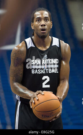 Berlin, Allemagne. Oct 7, 2014. San Antonio's Kawhi Leonard au cours de la session de formation par les Spurs de San Antonio à 02 World à Berlin, Allemagne, 07 octobre 2014. Le match entre l'Alba Berlin et les San Antonio Spurs a lieu le 08 octobre 2014, dans le cadre de la NBA Jeux Mondiaux. Dpa : Crédit photo alliance/Alamy Live News Banque D'Images