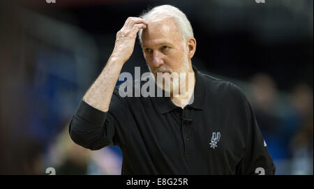 Berlin, Allemagne. Oct 7, 2014. L'entraîneur de San Antonio Gregg Popovich durant la session de formation par les San Antonio Spurs à 02 World à Berlin, Allemagne, 07 octobre 2014. Le match entre l'Alba Berlin et les San Antonio Spurs a lieu le 08 octobre 2014, dans le cadre de la NBA Jeux Mondiaux. Dpa : Crédit photo alliance/Alamy Live News Banque D'Images