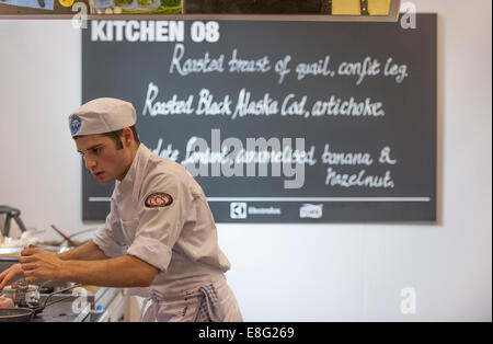 Earls Court, London UK. 7 octobre 2014. Le Restaurant Cuisine Concours National jeunes tient le Chef de l'année, la 4ème Guilde du concours des chefs pour les chefs de 18 à 23 avec 8 concurrents chefs vivent dans la finale. Spencer Metzger du Ritz de Londres la préparation d'un cours. Credit : Malcolm Park editorial/Alamy Live News. Banque D'Images