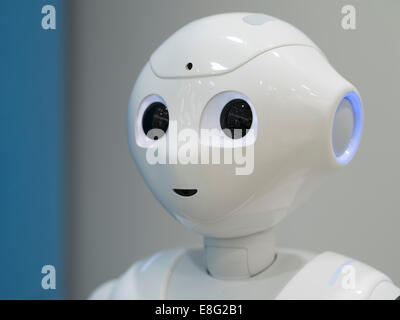 Pepper un robot humanoïde par Aldebaran Robotics et SoftBank Mobile. Au magasin Softbank Aoyama, Tokyo, Japon. Banque D'Images
