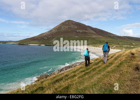 Deux promeneurs appréciant la vue sur la plage de na Traigh Cleabhaig Ceapabhal à la colline de l'Écosse, l'Harris Hebrides Banque D'Images