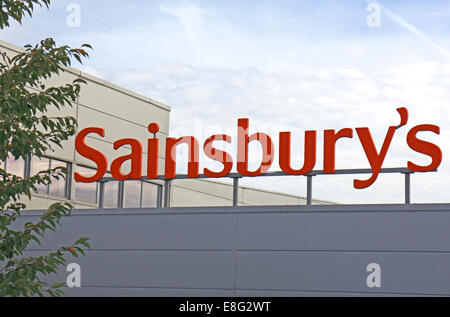 Un store se connecter à l'extérieur d'un supermarché Sainsbury's à Wymondham, Norfolk, Angleterre, Royaume-Uni. Banque D'Images