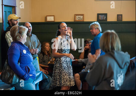 Butte, Montana, USA. 6 octobre, 2014. Sénat des États-Unis, Amanda Curtis candidat centre , commence son discours lors d'une collecte à Mme Curtis' Accueil ville de Butte, Montana. Mme Curtis, un libéral de 35 ans, professeur de mathématiques gagne du terrain dans sa course contre un adversaire conservateur fortement favorisée. L'élection est 4ème Nov, 2014. Crédit : Thomas Lee/Alamy Live News Banque D'Images