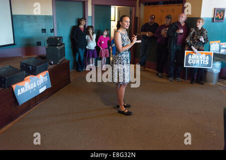 Butte, Montana, USA. 6 octobre, 2014. Sénat des États-Unis Amanda Curtis candidat parle aux électeurs lors d'une collecte à Mme Curtis' Accueil ville de Butte, Montana. Mme Curtis, un libéral de 35 ans, professeur de mathématiques gagne du terrain dans sa course contre un adversaire conservateur fortement favorisée. L'élection est 4ème Nov, 2014. Crédit : Thomas Lee/Alamy Live News Banque D'Images