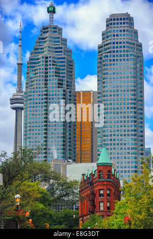 L'immeuble Gooderham (Flatiron Building) en contraste avec les bâtiments du centre-ville moderne, Toronto, Ontario, Canada Banque D'Images