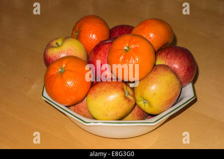 Les oranges et les pommes dans le bol still life Banque D'Images