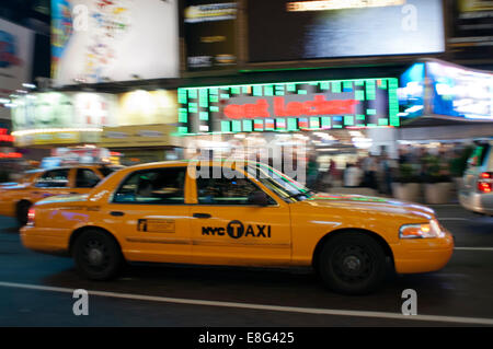 Des taxis dans Times Square. 1560 Broadway, entre les 46e et 47e Rue. Téléphone 212-869-5667 (8:00 à 20:00). Près de 35 millio Banque D'Images