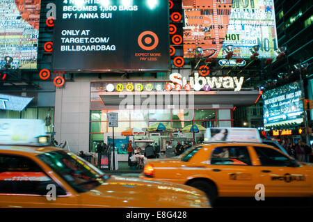 Les taxis autour de Times Square en métro. 1560 Broadway, entre les 46e et 47e Rue . Téléphone 212-869-5667 (8:00 à 20:00) . Près de Banque D'Images