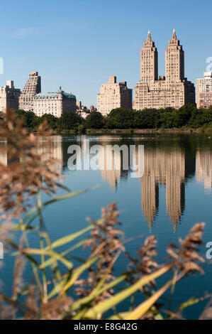 Toits de Central Park West à partir de la Lac dans Central Park à New York. Le Central Park Lake, en conjonction avec la Ra Banque D'Images