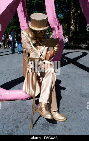 La statue dans Central Park. Golden Golden Guy Guy est notre favori personnel-il prend son dévouement à la peinture en aérosol tout votre corps Banque D'Images