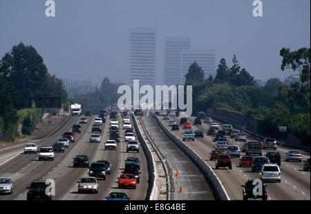 L'ensemble du smog sur la ville de Los Angeles San Diego freeway, Californie Banque D'Images