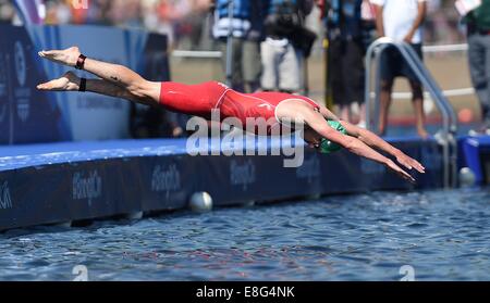 Jonathan Brownlee (FRA) plongées dans. Triathlon. Strathclyde Country Park, Glasgow, Scotland, UK - 240714 - Glasgow 2014 Commonweal Banque D'Images